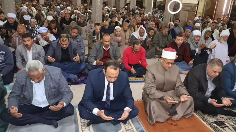 محافظ سوهاج يؤدي صلاة الجمعة بمسجد العارف بالله ويلتقي الأهالي