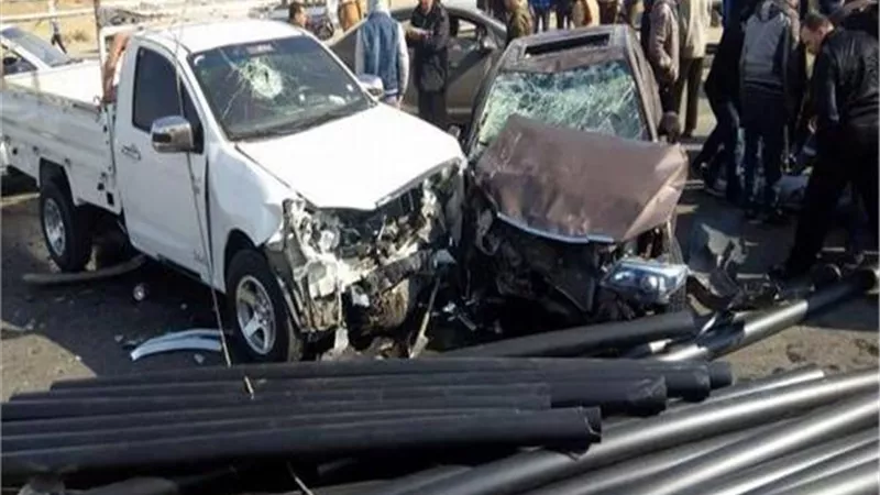 كثافة مرورية بطريق السويس الصحراوى بسبب تصادم سيارتين