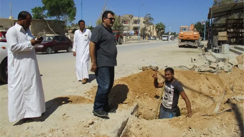 تركيب الوصلات المنزلية للصرف الصحى بالشارع الرئيسى بالضبعة