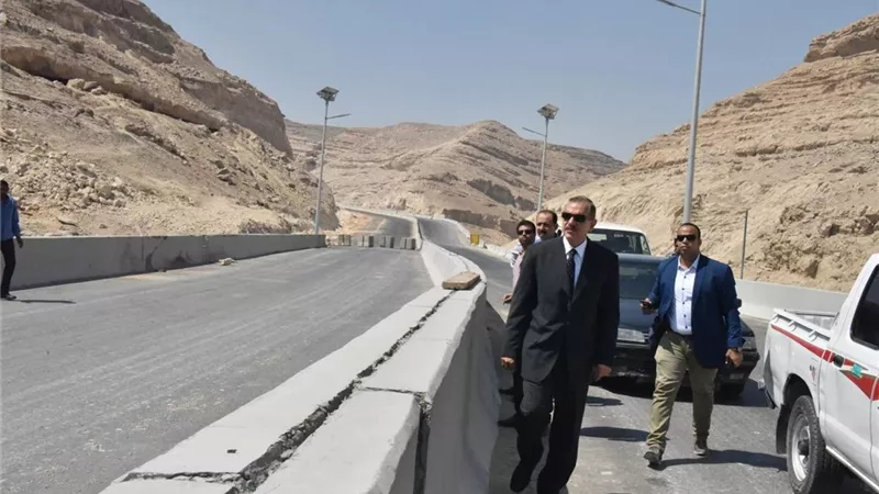 محافظ أسيوط يتفقد أعمال محور الهضبة الغربية 