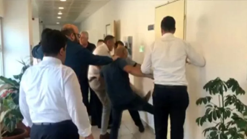 مسلح يحتجز نائبة رئيس مقاطعة كيمليك التركية داخل مبنى البلدية