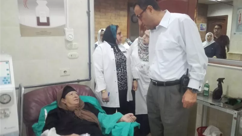 رئيس حي العجوزة يسعي لإنهاء قوائم الانتظار المعلقة بمستشفى إمبابة.. صور