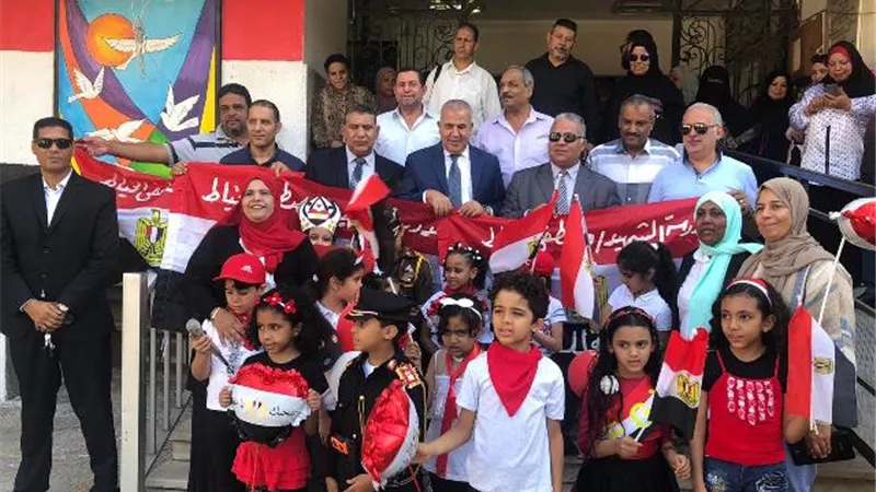 مدير تعليم الإسماعيلية يشارك الطلاب احتفالات أكتوبر ..صور