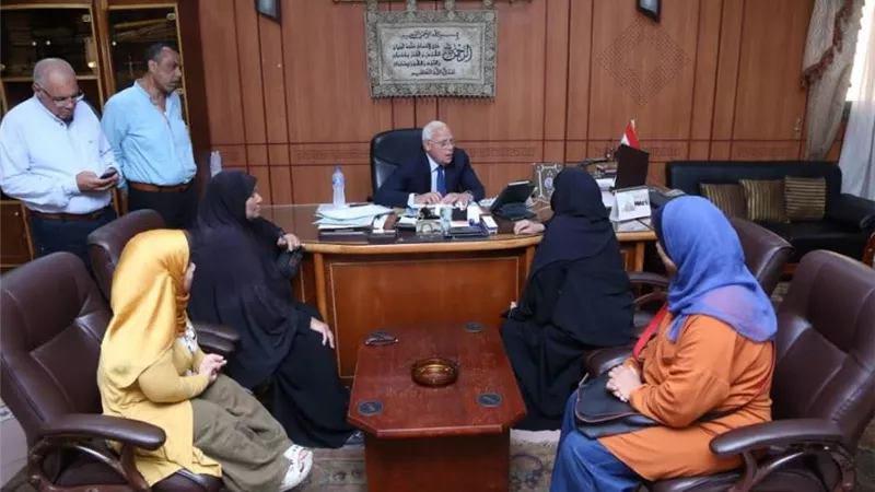 محافظ بورسعيد يوجه بحل شكاوي عدد من المواطنين خلال استقبالهم بمكتبة