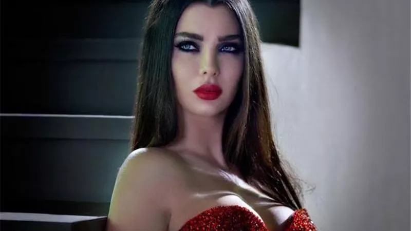 قمر تشعل السوشيال ميديا باطلالة ساخنة .. والجمهور : كيم كارشيان ..فيديو وصور