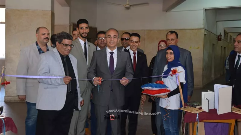 رئيس جامعة الزقازيق يفتتح معرض الأنشطة الطلابية بالآداب ويلتقي بالطلاب