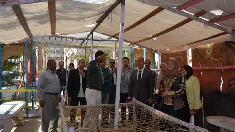 رئيس جامعة الزقازيق يواصل جولاته ويلتقى طلاب كلية الصيدلة