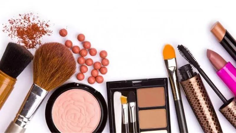 ٧ عناصر أساسية فى علبة مكياجك.. تعرفى عليها