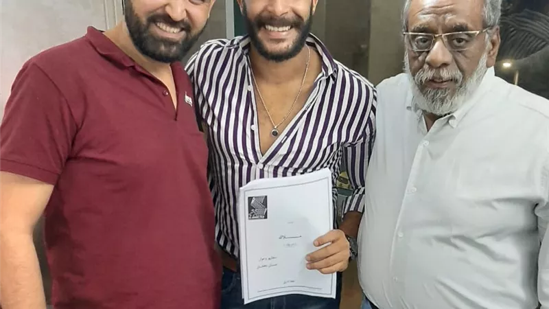 مصطفي منصور يتعاقد علي 
