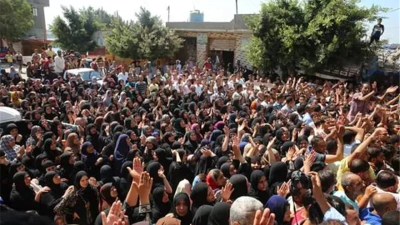 الألاف يهتفون ضد الإرهاب في جنازة شهيد كفر الشيخ ..صور