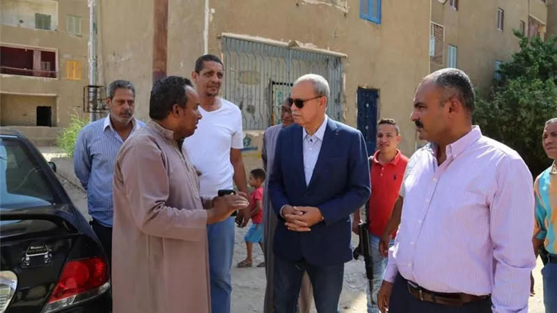 الهجان يجري جولة تفقدية لشوارع مدينة قنا