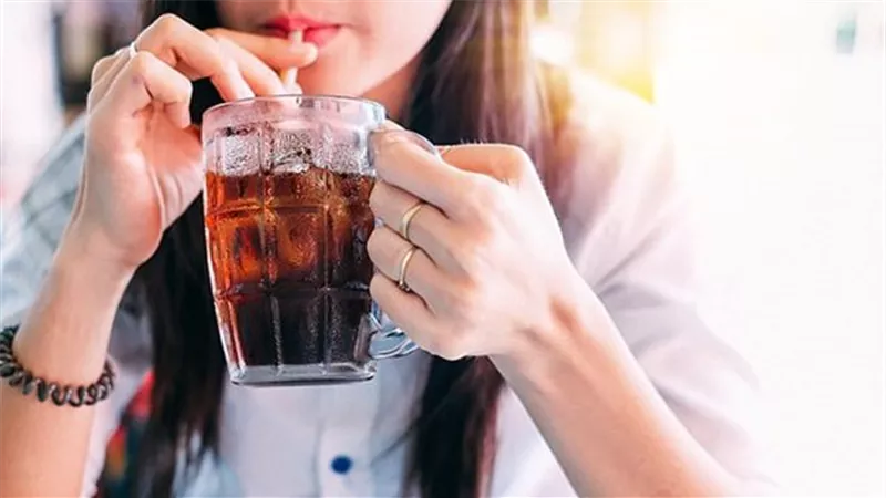 بدائل صحية لـ المشروبات الغازية والعصائر.. وإليكم مخاطرها