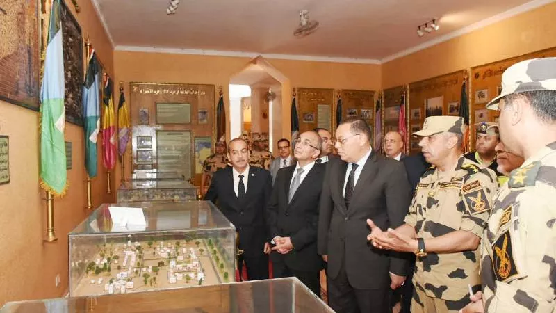 محافظ الشرقية يضع إكليل الزهور على النصب التذكارى