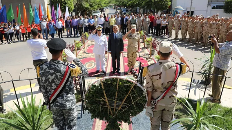 محافظ المنوفية يضع إكليل الزهور على النصب التذكارى إحتفالا بذكرى إنتصارات أكتوبر المجيدة