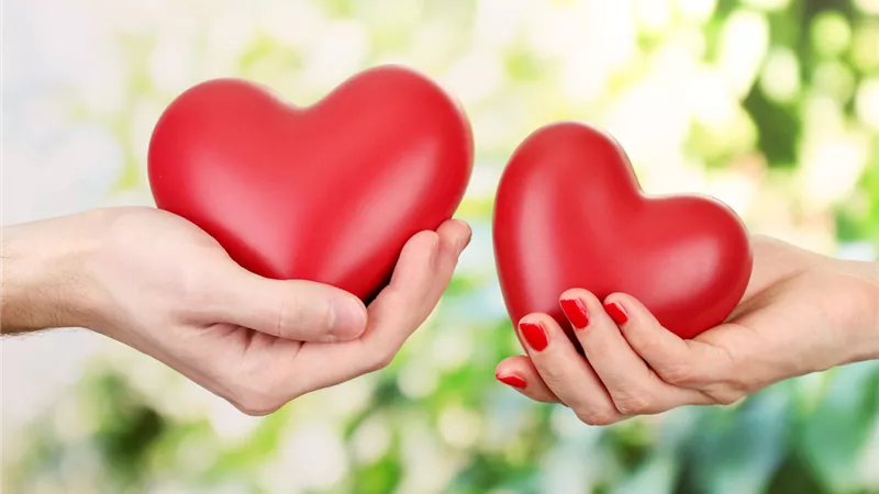 ٥ علامات لحب الرجل لزوجته.. تعرفى عليها