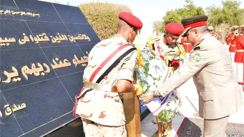 محافظ أسيوط وقائد المنطقة الجنوبية العسكرية يضعان إكليل الزهور على قبر الجندي المجهول