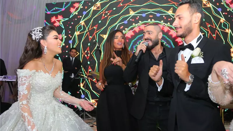 تامر حسني وأحمد عصام يشعلان زفاف 