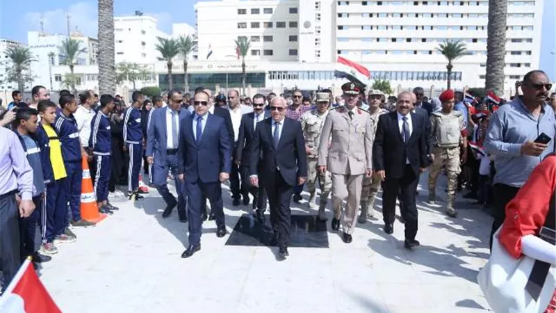 محافظ بورسعيد يضع اكليلا من الزهور علي النصب التذكاري للشهداء