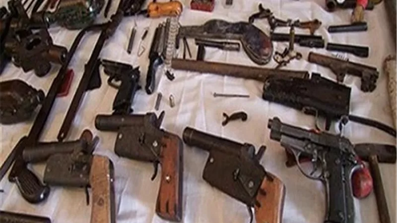 ضبط خفير وحداد لحيازتهما أسلحة نارية وذخائر بحلوان والقطامية