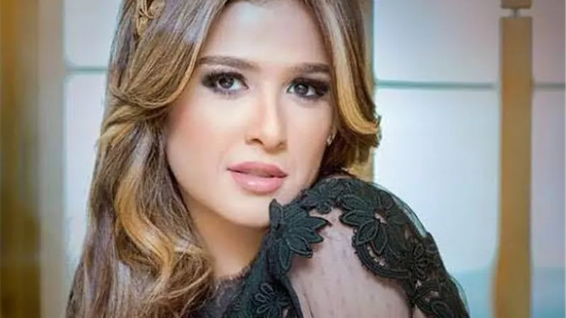 ياسمين عبد العزيز تخطف الانظار مع كلبها الصغير .. فيديو