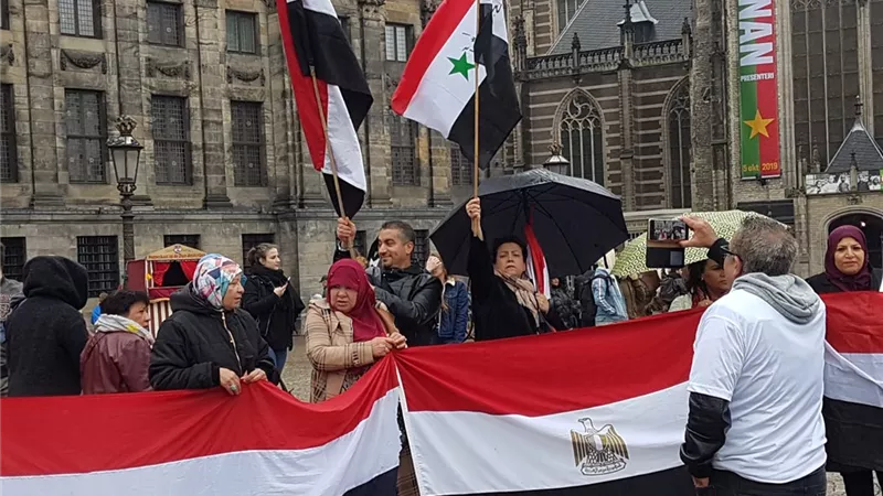 الجالية المصرية في هولندا تغني تسلم الايادى أمام القصر الملكي بامستردام .. صور