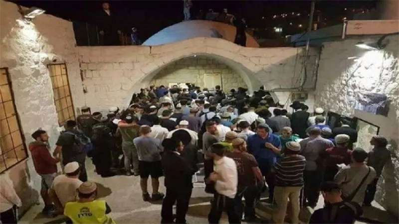 إصابة 5 فلسطينيين خلال اقتحام مستوطنين قبر النبى يوسف