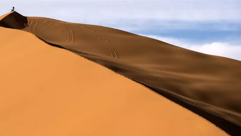 بريطانى يحطم الرقم القياسي للسيطرة على كرة القدم في الصحراء