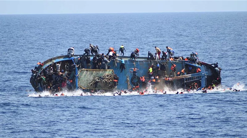 23 شخصاً بين قتيل ومفقود فى غرق قارب مهاجرين قبالة السواحل الإيطالية