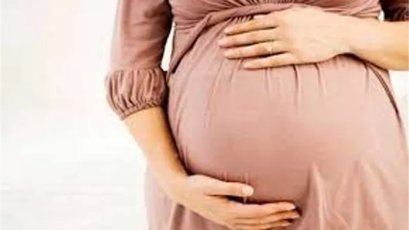 9 أشياء يجب على المرأة تجنبها أثناء الحمل.. أرزها الكعب العالى