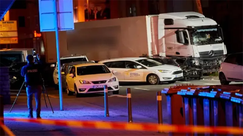 إصابة 16 شخصا فى حادث تصادم شاحنة بسيارات غرب المانيا.. فيديو وصور