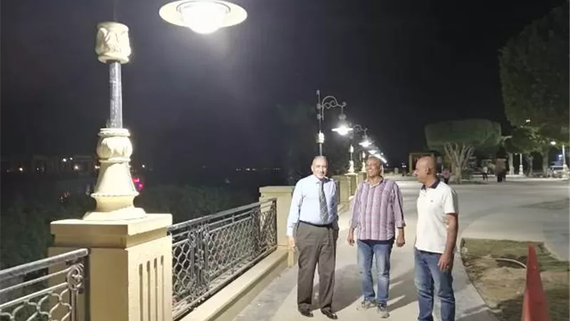 رئيس مدينة الأقصر يتابع التشغيل التجريبى لإضاءة كورنيش النيل بعد التطوير