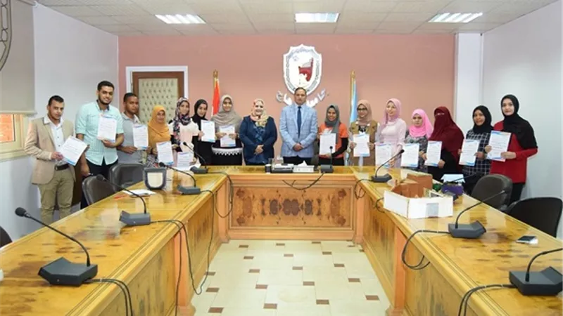 جامعة سوهاج تكرم ٢٥ متدربة لاجتيازهن برنامج 