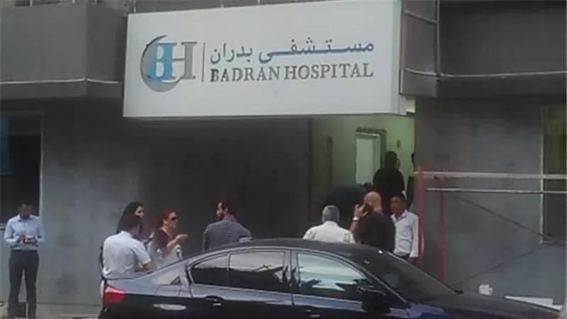 نهال عنبر ودلال عبد العزيز يودعان طباخ الريس بالمستشفى