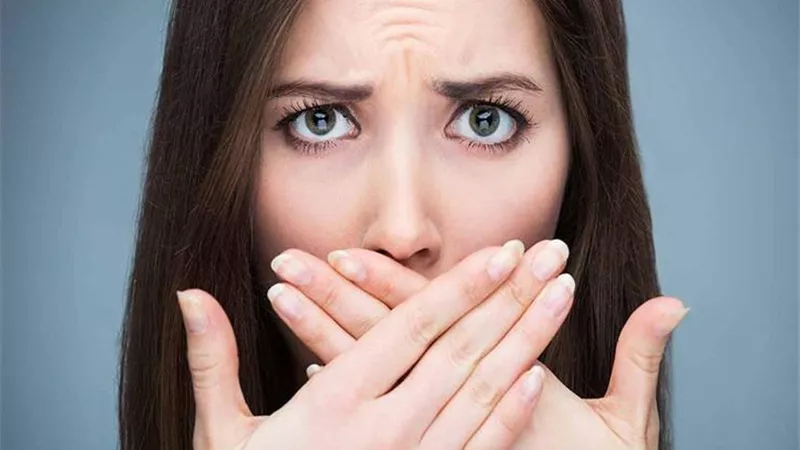 7 أعراض تدل على وجود سموم في جسمك..منها رائحة النفس الكريهة والإمساك