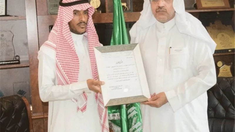 تعليم تبوك يُكرم حارس مدرسة لتفانيه في العمل