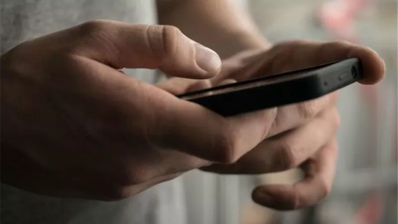 ماذا يحدث لجسدك عند دخولك بالهاتف الى الحمام