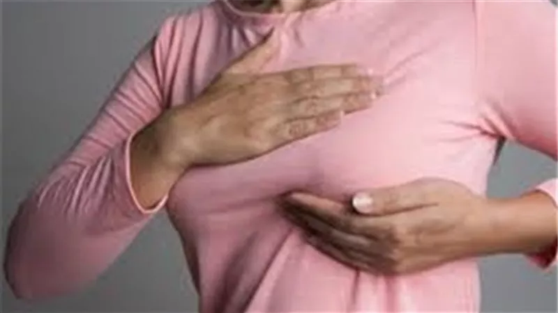 علامات تحذيرية تغفلها السيدات لسرطان الثدى