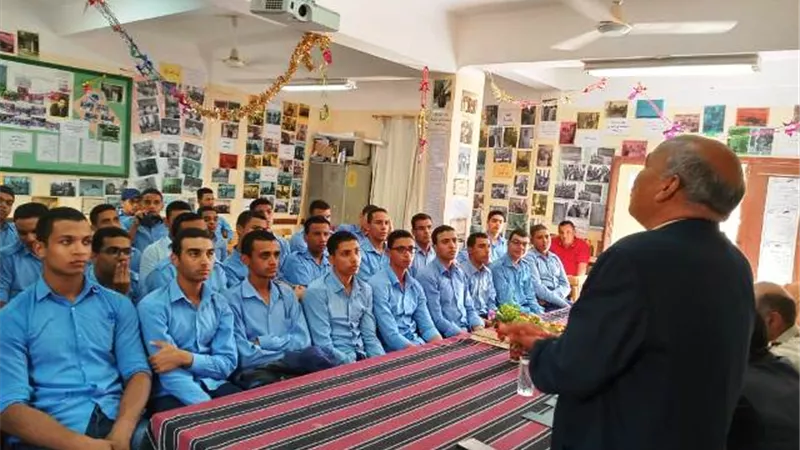 الاعلام والتعليم ينظمان ندوة وطنية لطلاب الثانوية العسكرية بالوادى الجديد .. بالصور