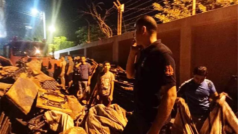 السيطرة على حريق بمخزن للفراشة فى طوخ بالصور
