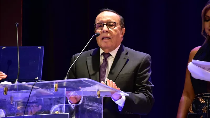 محمد فاضل يهدى تكريمه بمهرجان الإسكندرية لزوجته فردوس عبد الحميد.. صور