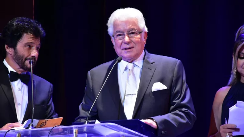 محمود قابيل يهدى تكريمه بمهرجان الإسكندرية لدفعته بالكلية الحربية .. صور
