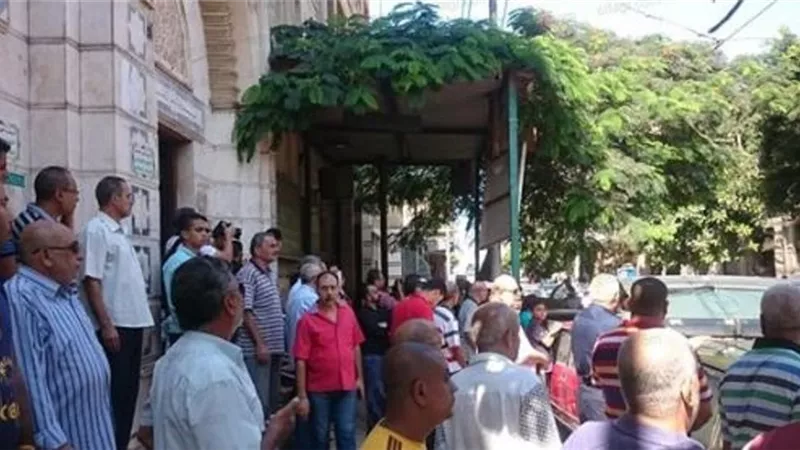 توافد محبيه طلعت زكريا امام مسجد العمري .. صور