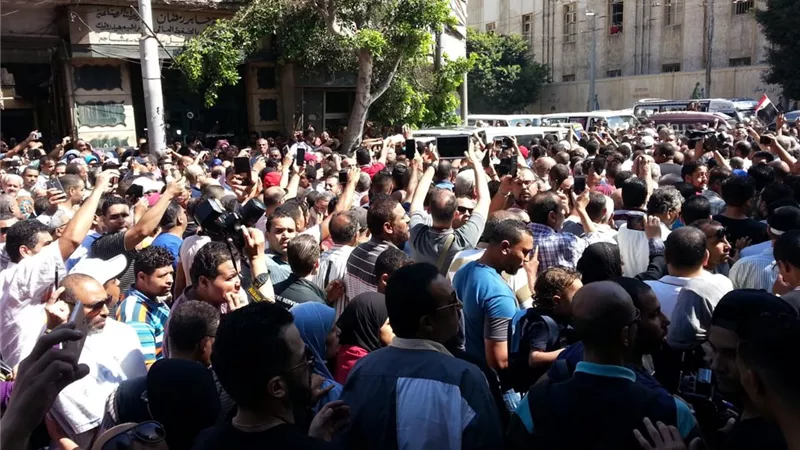 شاهد بالفيديو .. لحظة تشيع جنازة الفنان طلعت زكريا