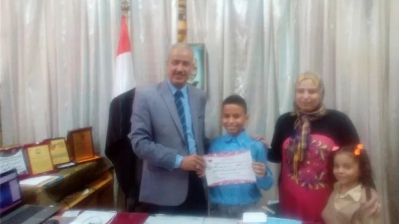 تكريم طالب بالأقصر عثر على قرط ذهبى وسلمه لإدارة المدرسة