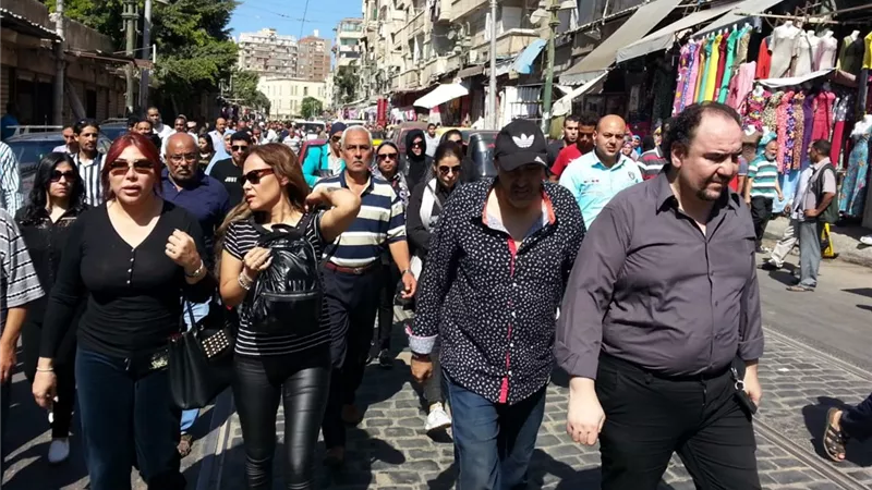 دموع واحزان .. لقطات مؤثرة فى جنازة طلعت زكريا .. صور