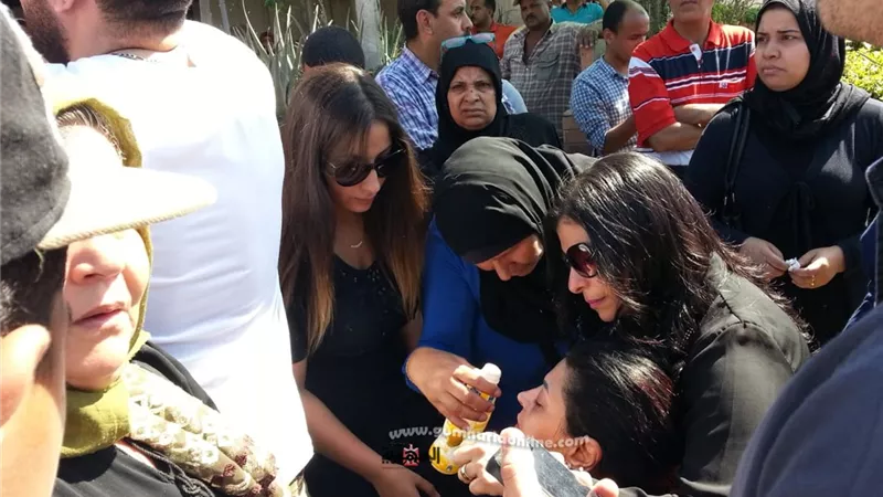 اصابة ايمى ابنة طلعت زكريا بالاغماء فى جنازة والدها .. صور