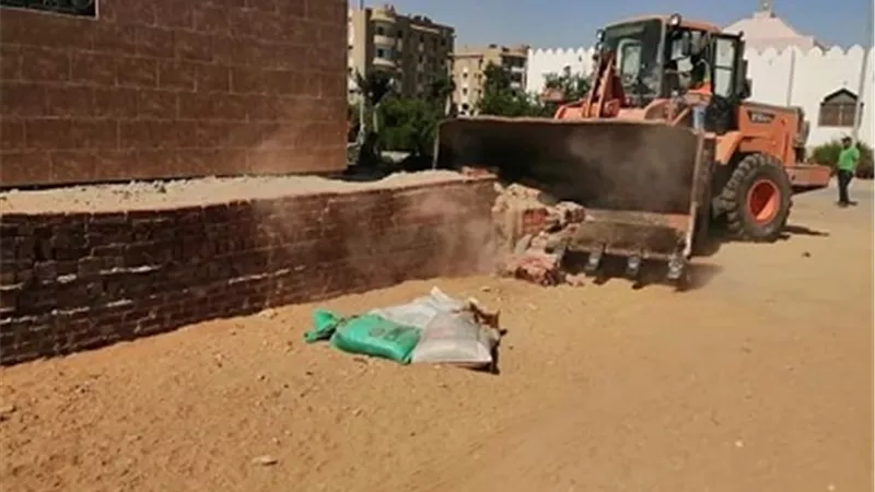 جهاز مدينة العاشر من رمضان يشُن عدة حملات لإزالة التعديات