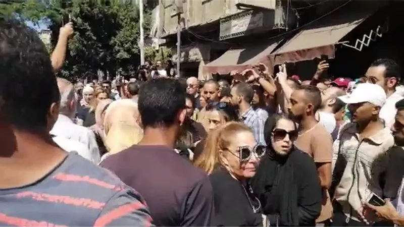 ظهور والدة هنا الزاهد فى جنازة طليقها طلعت زكريا