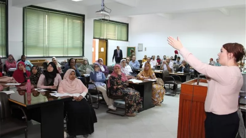 بنك المعرفة و الجمعية الملكية للفيزياء ينظمان ورشة عمل بجامعة أسيوط ..صور