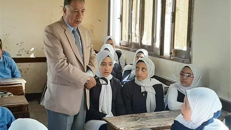 وكيل تعليم دمياط يستبعد مدير مدرسة لعدم انضباط العملية التعليمية